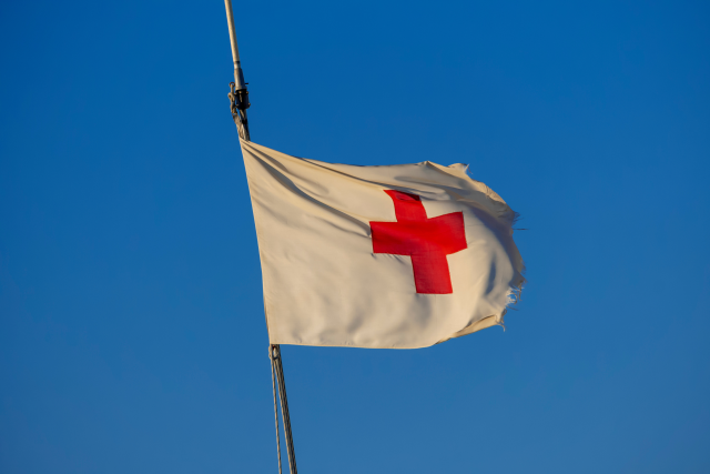 La bandiera della Croce Rossa all'ingresso del municipio