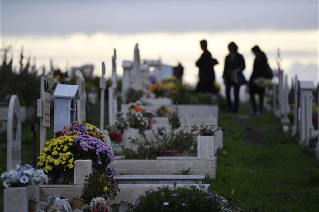 Cimitero: al via l'orario invernale e apertura lunedì 28/10 e 4/11