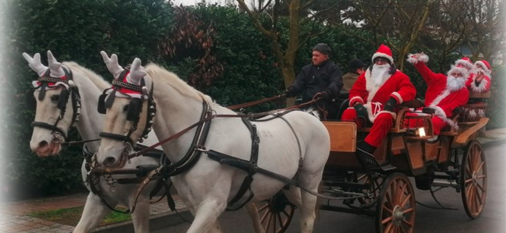 Babbi Natale in carrozza per i bambini di Pieve Emanuele